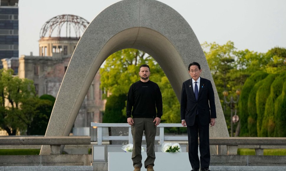 Hirošimos memorialą aplankęs Volodymyras Zelenskis žuvusiuosius pagerbė gėlių puokšte