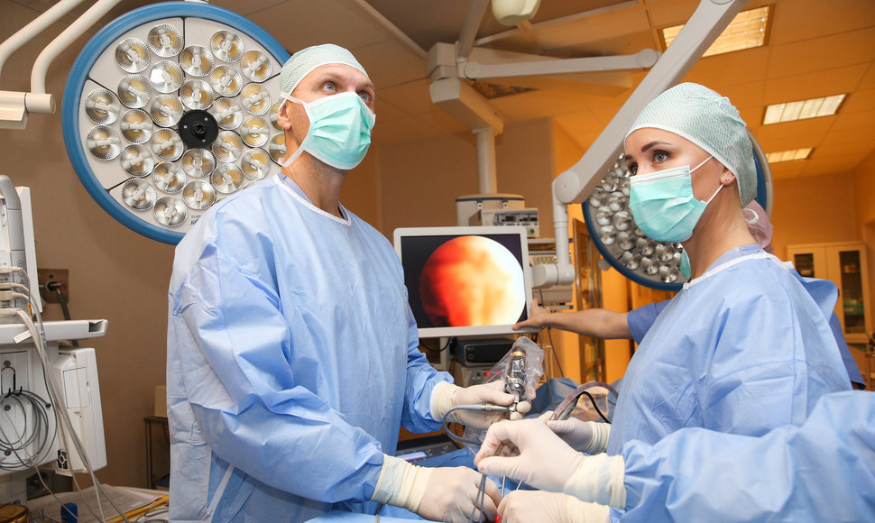 Gydytojai Donata Šukytė-Raubė ir Darius Rauba atlieka endoskopinę operaciją
