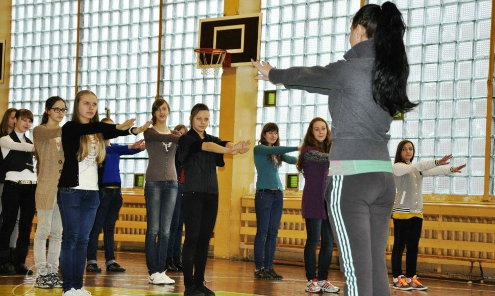 Kauno A. Smetonos gimnazijos mokiniai sportuoja su "Mankštiada". 