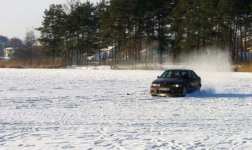 Zigmundo RS nuotr.: BMW ant Salotės ežero