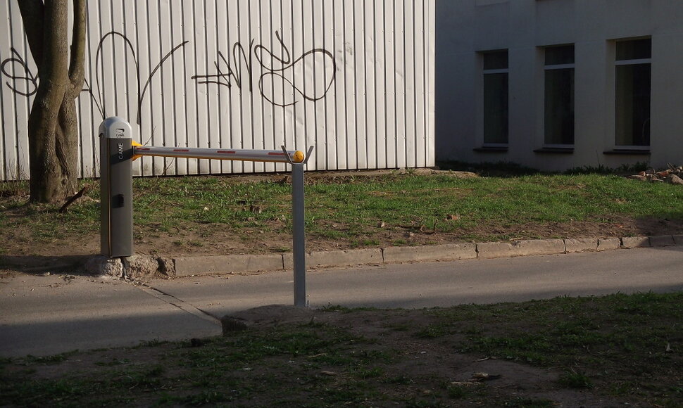 Užtvertas įvažiavimas i&scaron; J.Karoso g.