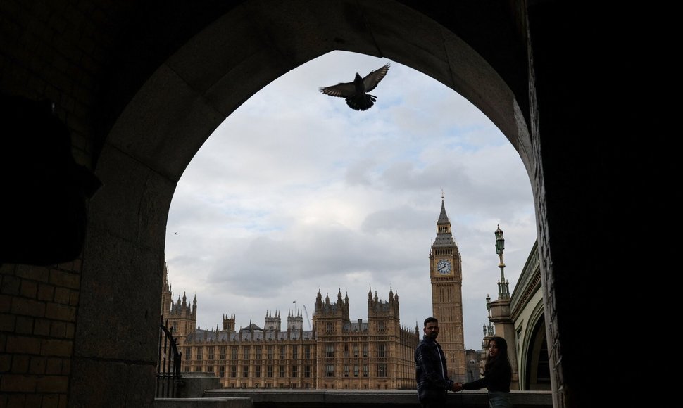 ADRIAN DENNIS / AFP