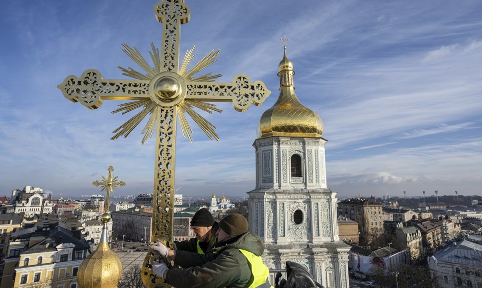 Evgeniy Maloletka / AP