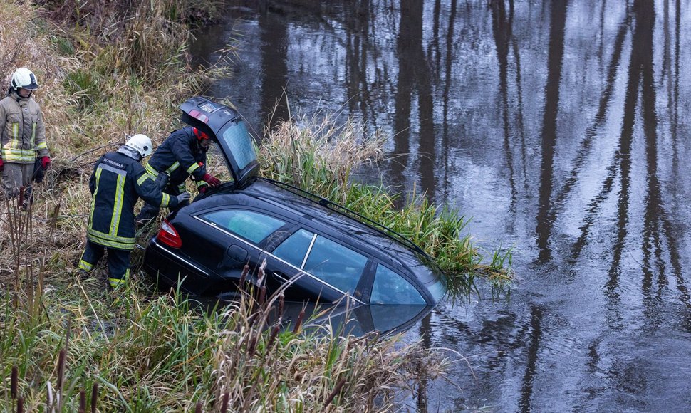 BNS nuotr. Į tvenkinį įvažiavęs automobilis (asociatyvinė nuotr.)