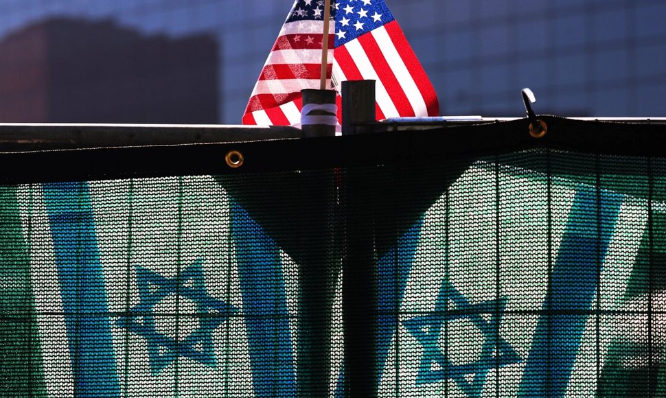 Priešprotestuotojai įrengė Izraelio ir JAV vėliavas MIT stovykloje.