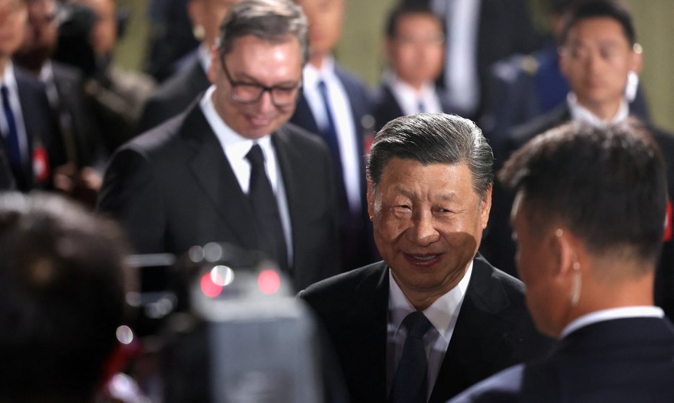 Kinijos prezidentas Xi Jinping aplanko Serbiją.