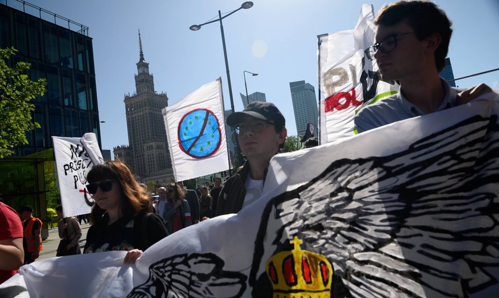 Demonstrantai Varšuvoje neša uždraustą ES simboliką.