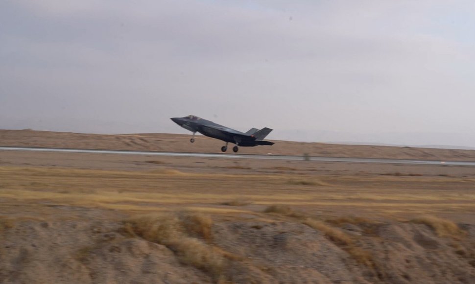 F-35 &#39;Adir&#39; kovos lėktuvas nusileidžia Nevatim oro bazėje.