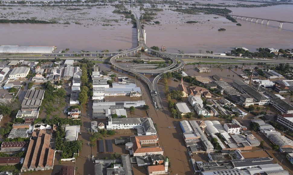 Brazilijoje siautėja niokojantys potvyniai.