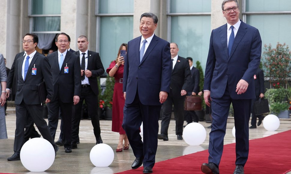 Kinijos prezidentas Xi aplanko Serbiją.