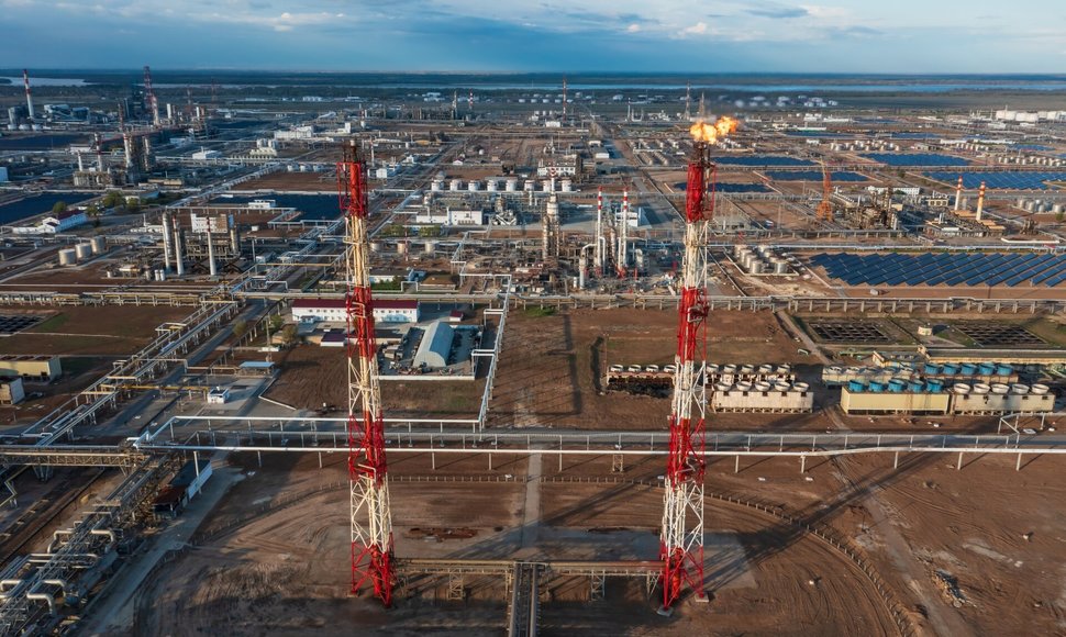 Bendras vaizdas atskleidžia Lukoil kompanijos naftos perdirbimo įmonę Volgograde.