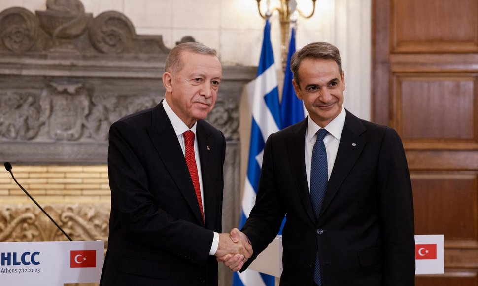 Graikijos Ministras Pirmininkas Mitsotakis ir Turkijos Prezidentas Erdogan dalyvauja spaudos konferencijoje Atėnuose.