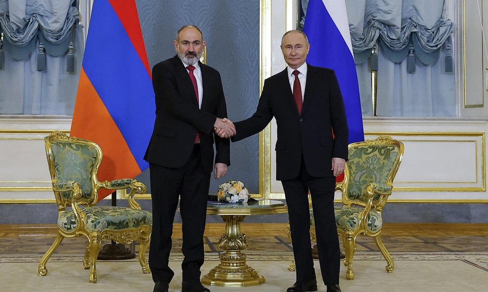 Rusija ir Armėnija yra kaimyninės šalys.