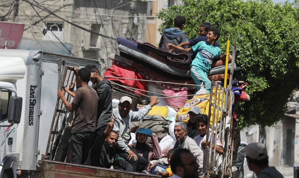 Palestiniečiai bėga iš Rafah po Izraelio operacijos.