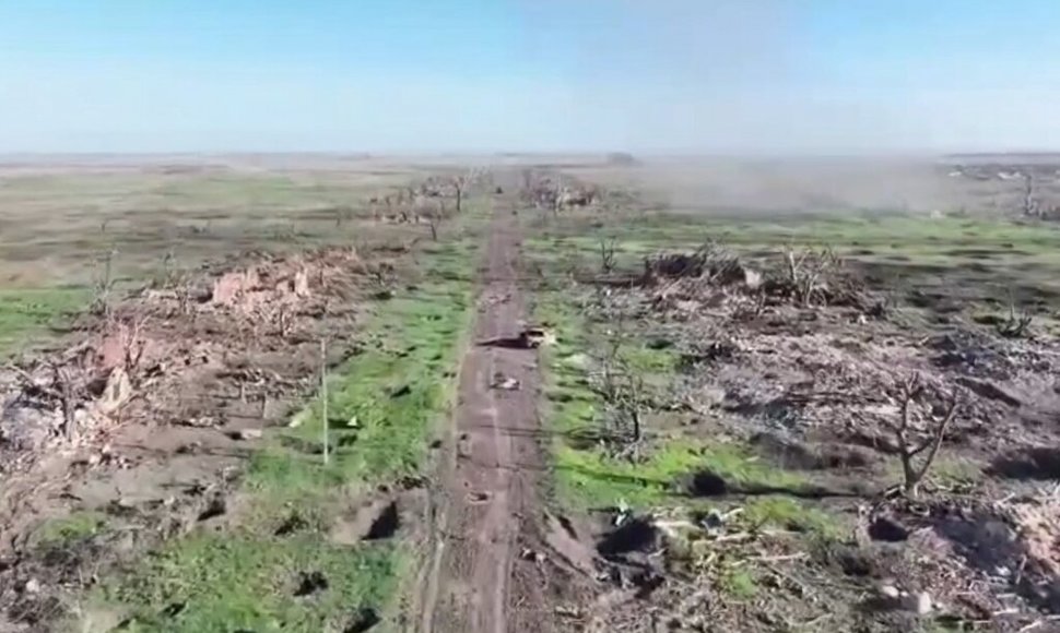 Drono vaizdai atskleidžia sunaikintą Robotynės kaimą Ukrainoje. /  / 65th Separate Mechanized Brigade