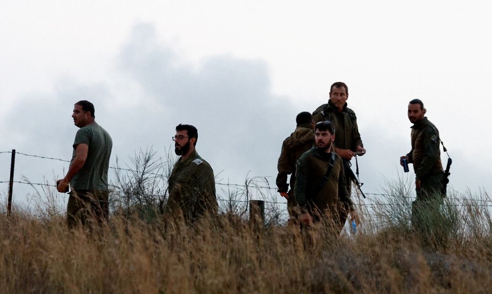 Izraelio kariai veikia prie Izraelio-Gazos sienos. / Amir Cohen / REUTERS