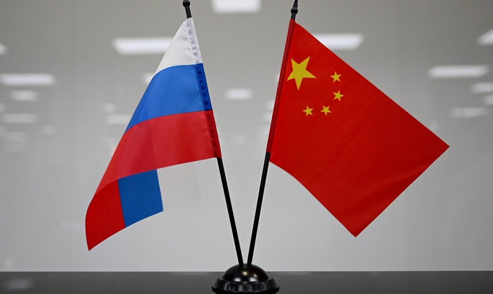 Rusijos ir Kinijos vėliavos automobilių pardavimuose. / IMAGO/Ramil Sitdikov / IMAGO/SNA