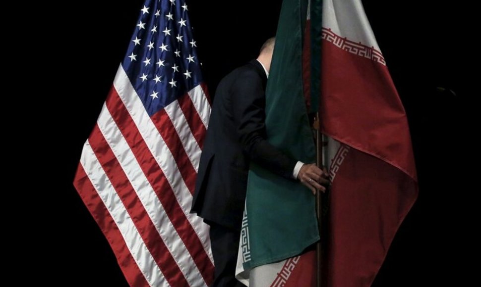 Darbuotojas pašalina Irano vėliavą po susitikimo Vienoje. / Carlos Barria / REUTERS