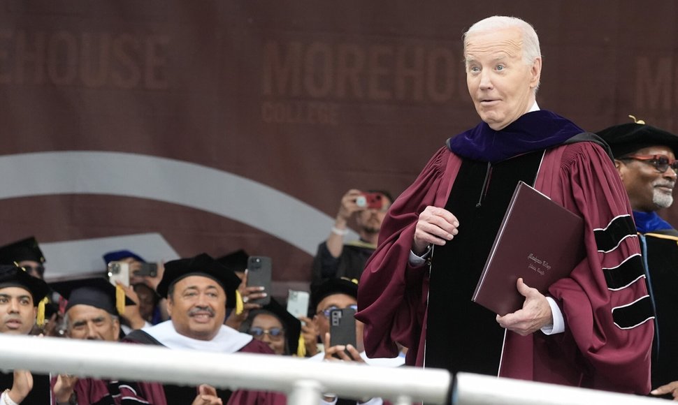 Biden kalbėjo Morehouse baigimo ceremonijoje. / Alex Brandon / AP