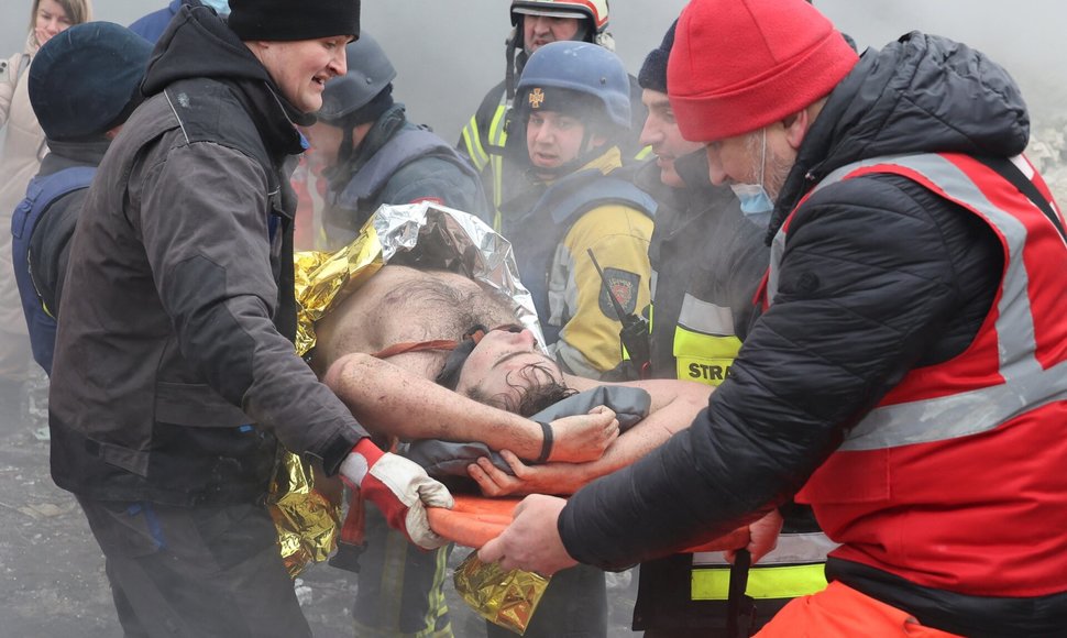 Rusijos raketų atakos pasekmės Charkove. / VYACHESLAV MADIYEVSKYY / REUTERS