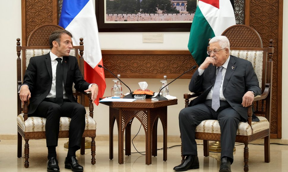 Prancūzijos prezidentas Macron susitinka su Palestinos prezidentu Abbas Ramalloje. / POOL / via REUTERS