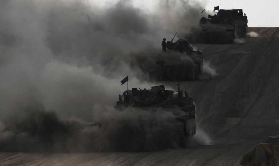 Izraelio karo transporto priemonės veikia prie Gazos sienos. / Ronen Zvulun / REUTERS