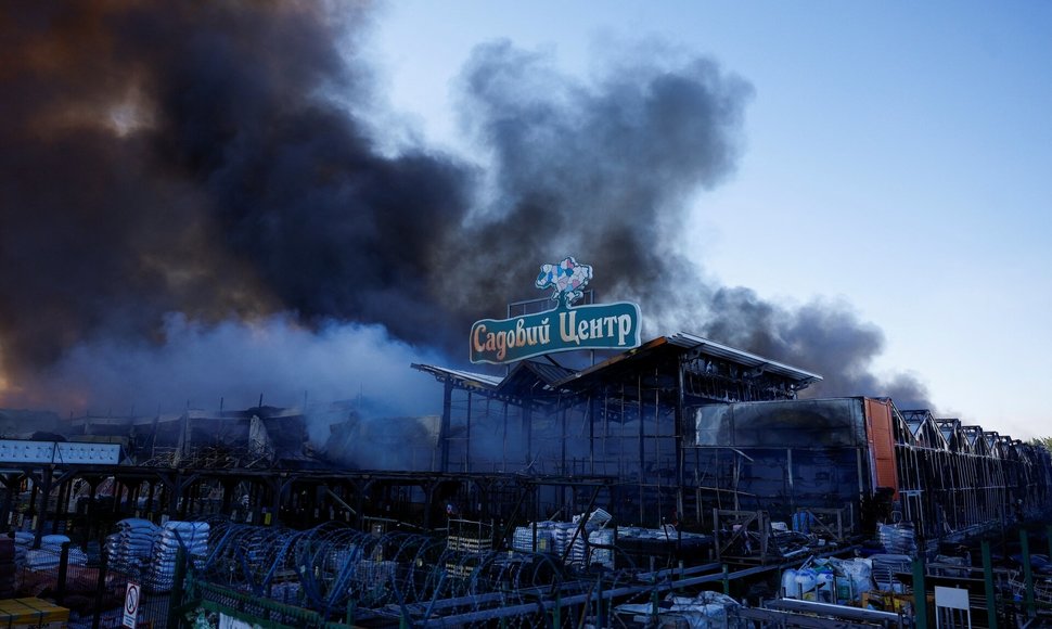 Rusijos oro smūgio pasekmės Charčive. / Valentyn Ogirenko / REUTERS