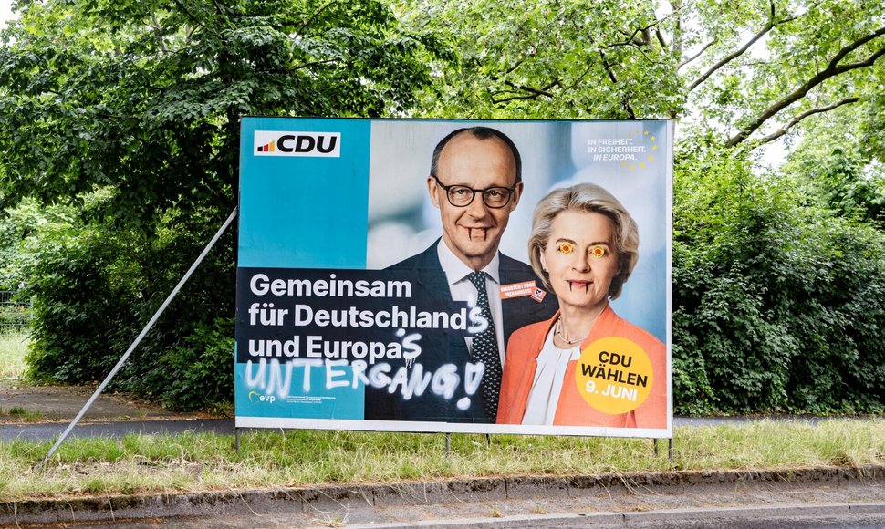 Vandalizavimo aukomis tapo CDU Europos rinkimų plakatai. / IMAGO/Emmanuele Contini / IMAGO/Emmanuele Contini