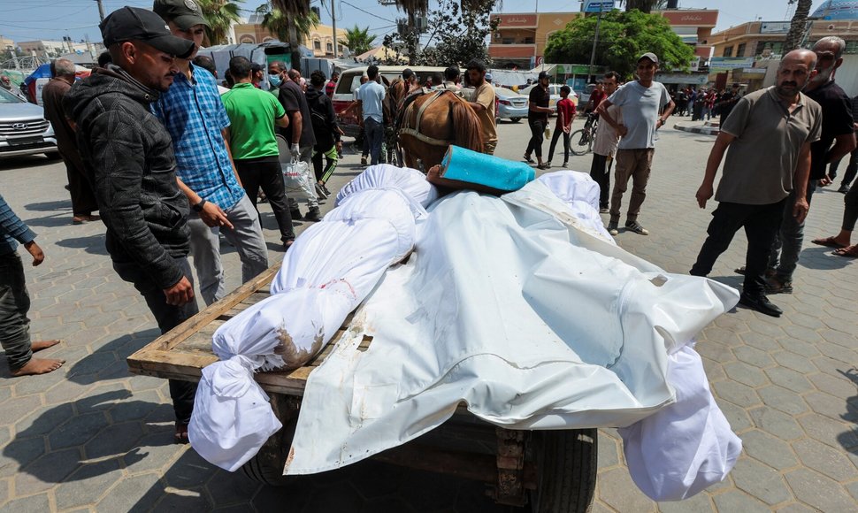 Palestiniečių laidotuvės po Izraelio atakos Gazos juostoje. / Ramadan Abed / REUTERS