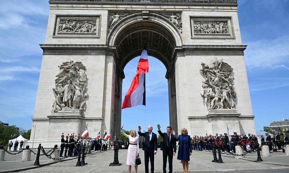 E. Macronas pasveikino J. Bideną valstybinio vizito pradžioje prie Triumfo arkos / SAUL LOEB / AFP