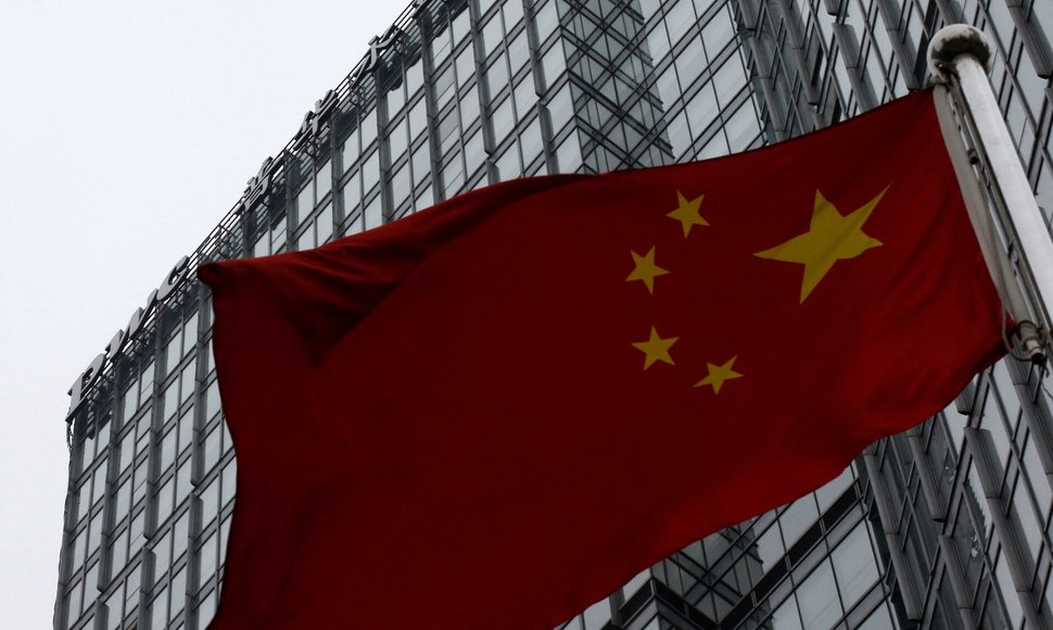 PWC biuro pastatas stovi už Kinijos vėliavos Pekine. / Kim Kyung Hoon / REUTERS