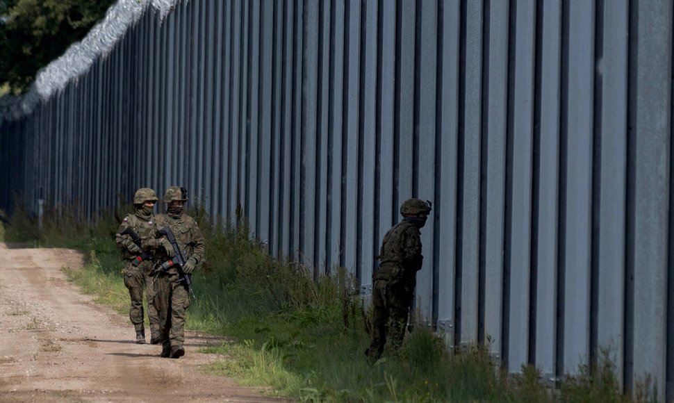 Lenkijos kariai patruliuoja Lenkijos-Baltarusijos sieną. / KUBA STEZYCKI / REUTERS