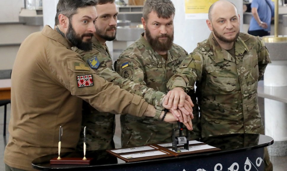 JAV panaikino draudimą perduoti jų ginklus Ukrainos brigadai „Azov“ / Yuliia Ovsiannikova / ZUMAPRESS.com