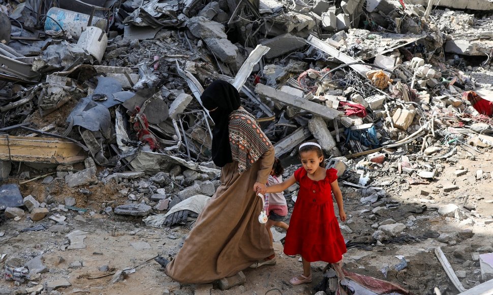 Izraelio atakų pasekmės Nuseirat pabėgėlių stovykloje. / ABED KHALED / REUTERS
