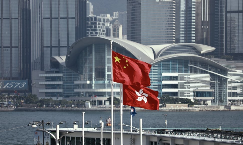 Raudona Kinijos vėliava sklando Viktorijos uoste / Liau Chung-ren / ZUMAPRESS.com
