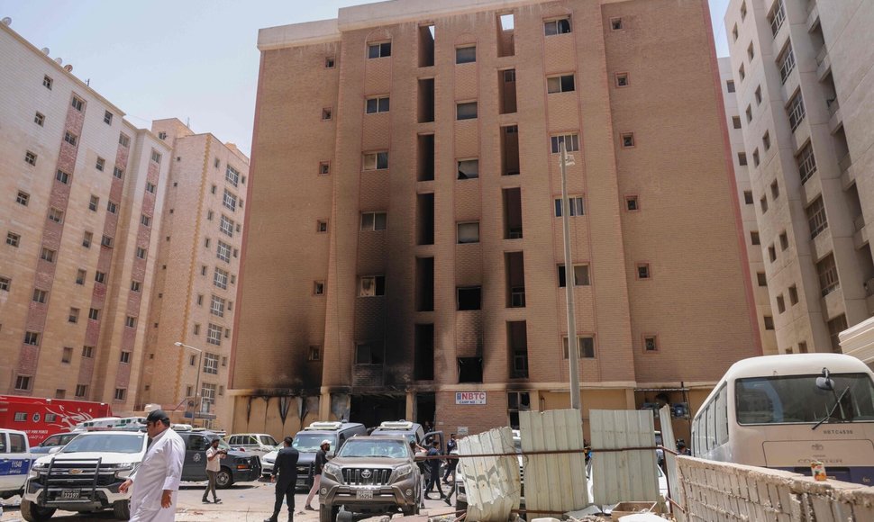 Kuveite per gaisrą darbininkų apgyvendintame pastate žuvo mažiausiai 41 žmogus / YASSER AL-ZAYYAT / AFP