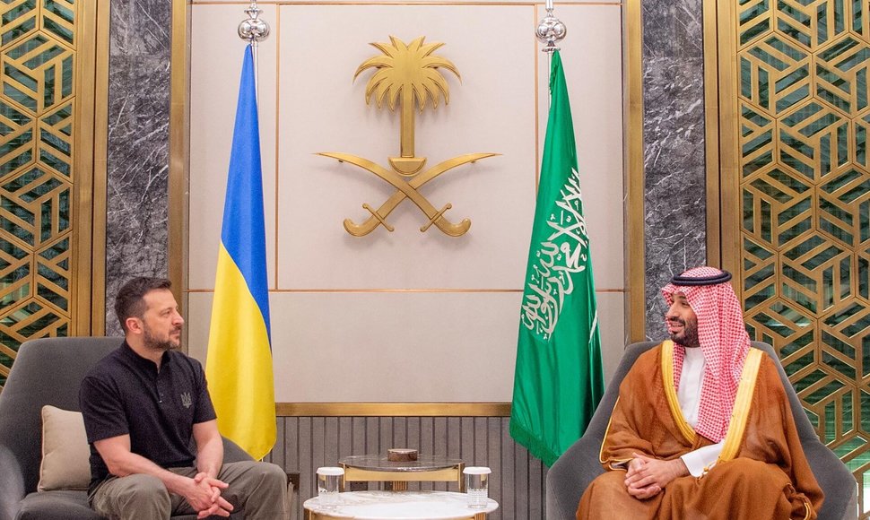 V. Zelenskis: Saudo Arabijos sosto įpėdiniu aptarė pasirengimą taikos viršūnių susitikimui / AHMED NURELDINE / AFP