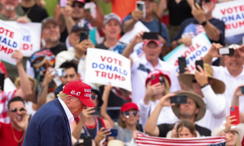 „Balsuoju už nuteistą nusikaltėlį“: D. Trumpo palaikytojai Las Vegase išlieka ištikimi / Brendan McDermid / REUTERS