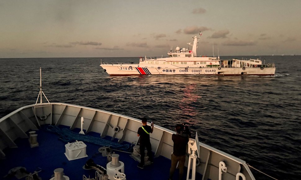 Kinijos pakrančių sargyba blokuoja Filipinų laivą Pietų Kinijos jūroje. / Adrian Portugal / REUTERS