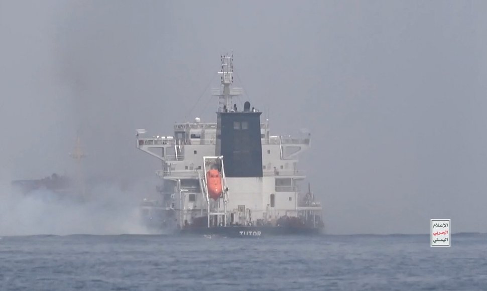 Dūmai kyla po sprogimo laive Raudonojoje jūroje. / HOUTHI MEDIA CENTRE / via REUTERS
