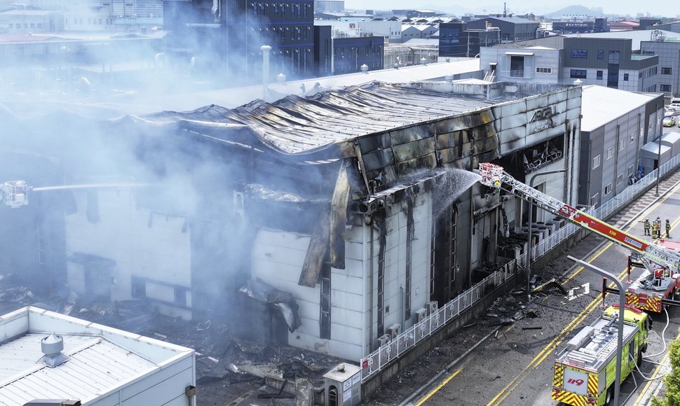 Pietų Korėjos akumuliatorių gamykloje kilo gaisras. / Hong Ki-won / AP