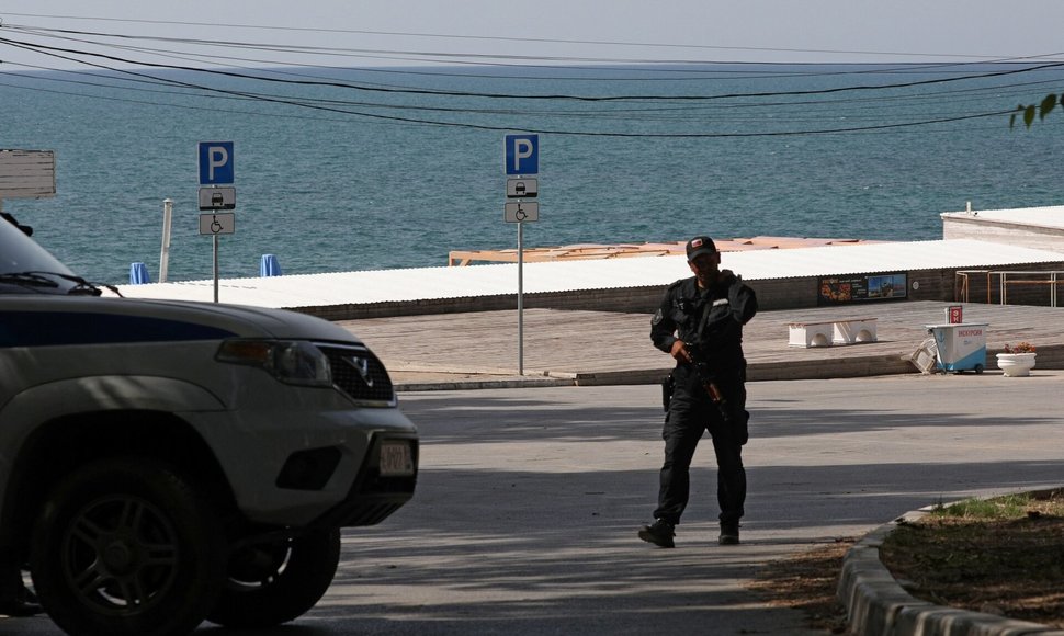 Policininkas sarguoja prie Sevastopolio paplūdimio. / Alexey Pavlishak / REUTERS