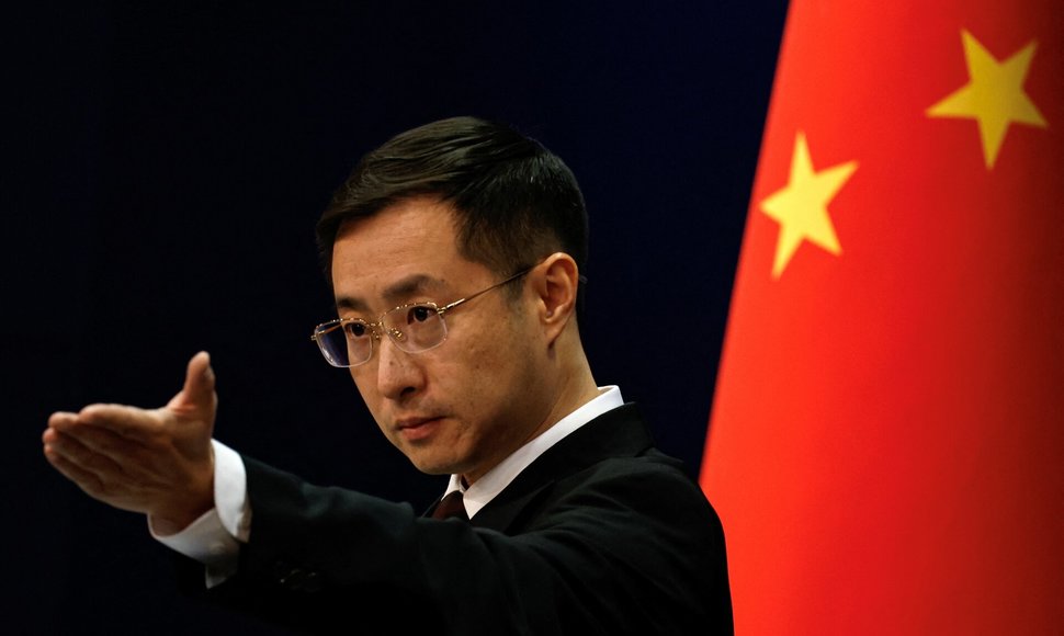 Kinijos Užsienio reikalų ministerijos atstovas gestikuliuoja Pekino spaudos konferencijoje. / Tingshu Wang / REUTERS