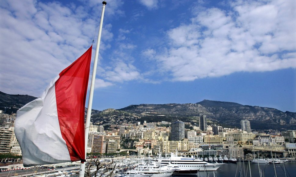 Monako vėliavos pusei koto po Popiežiaus Jono mirties. / Eric Gaillard / REUTERS