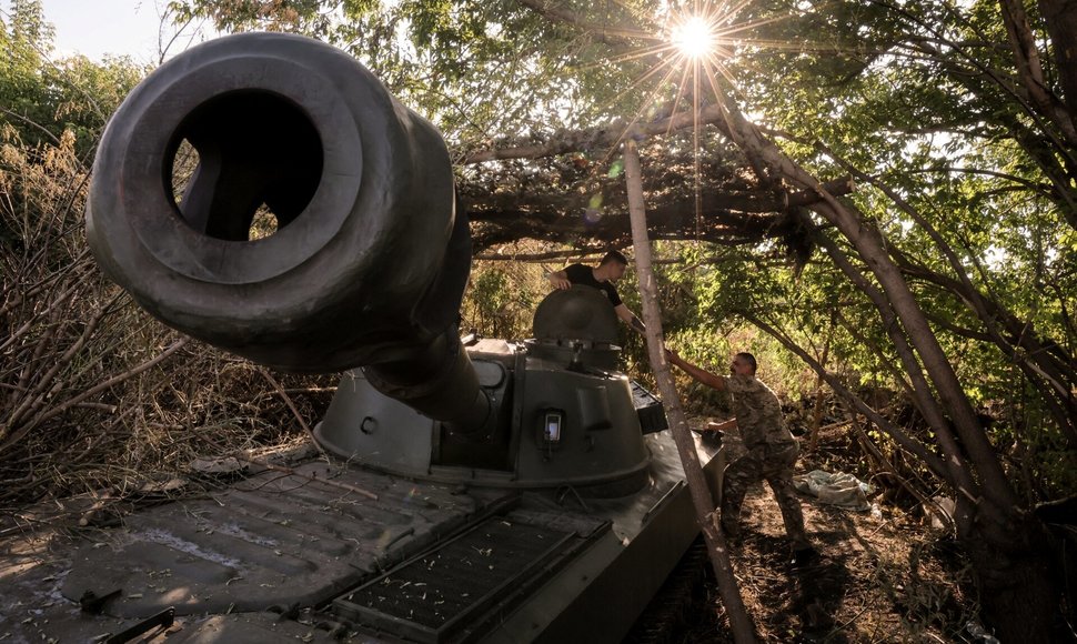 Kariai paruošia haubicą šaudyti prieš Rusijos karius. / UKRAINIAN ARMED FORCES / via REUTERS