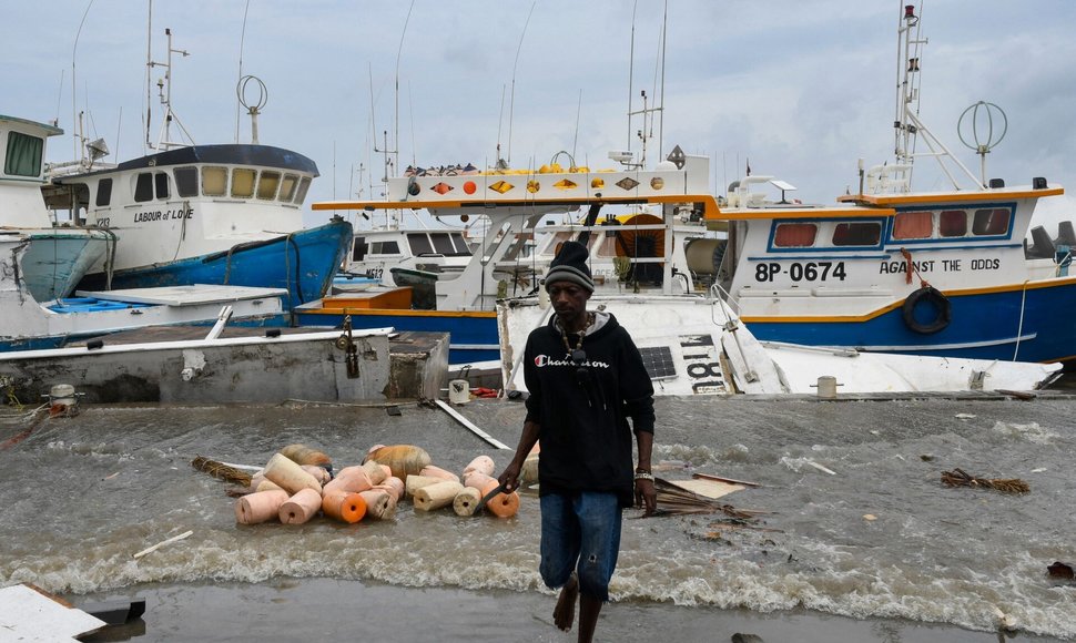 Uraganas „Beryl“ Karibuose sustiprėjo iki penktos kategorijos uragano / RANDY BROOKS / AFP