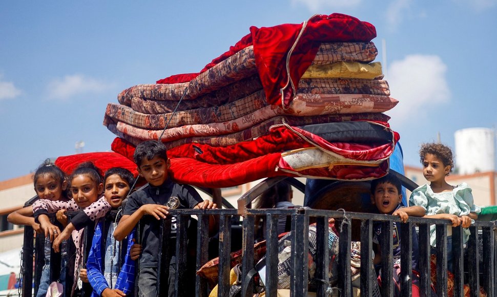 Palestinai bėga iš Khan Younis rytinės dalies. / Mohammed Salem / REUTERS