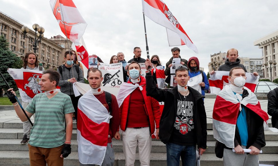 Aktyvistai reikalauja paleisti suimtus jaunuolius Minske. / GLEB GARANICH / REUTERS