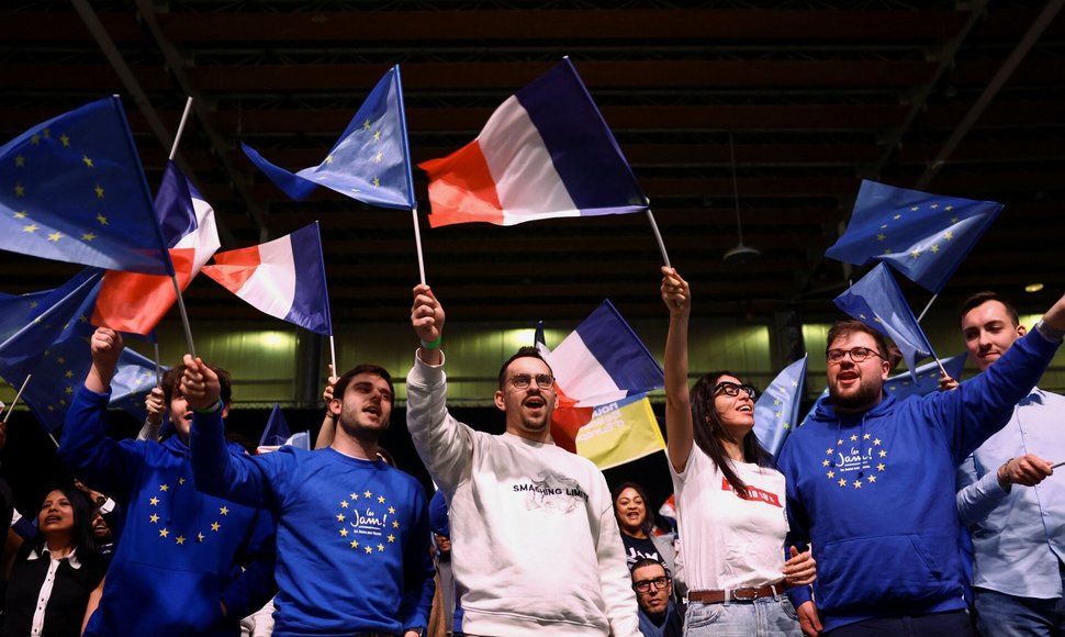 „Coface“: Prancūzijos viešoji politika ir po pirmalaikių rinkimų bus saistoma ES / Stephanie Lecocq / REUTERS