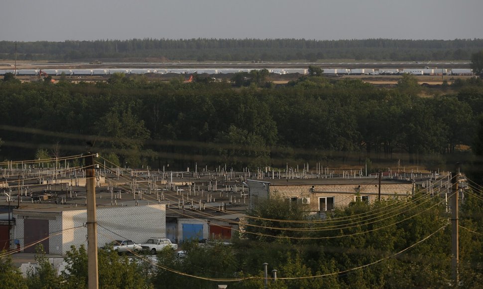 Rusijos konvojus su Ukrainai skirta humanitarine pagalba stovi Voronežo karo bazėje. / Maxim Shemetov / REUTERS